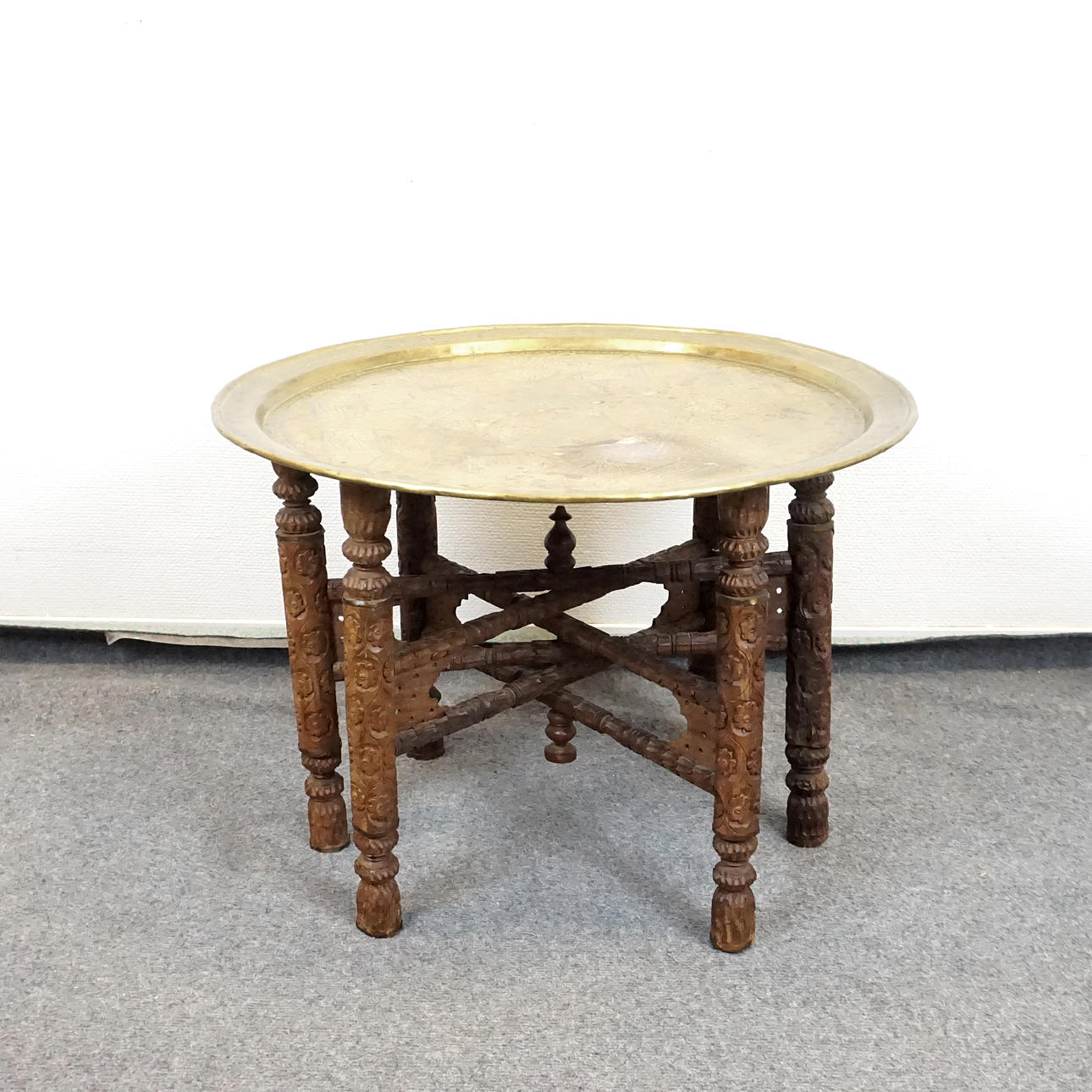 RYGEBORD med messingbakke.