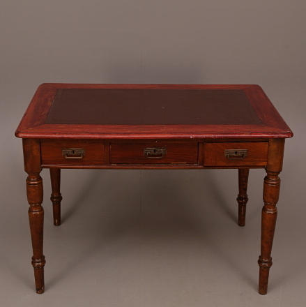 SKRIVBORD, furu, mahognyfärgat, skinninlägg skivan, 3-lådig, 1900-tal.