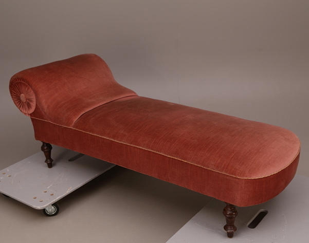 DAGBÄDD, röd sammet, tidigt 1900-tal.