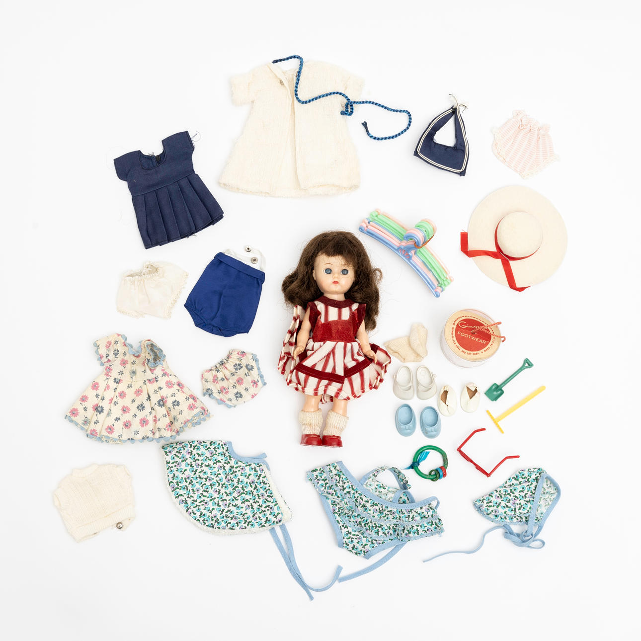 DOCKA, Ginger-modell med kläder och tillbehör, 1900-tal.