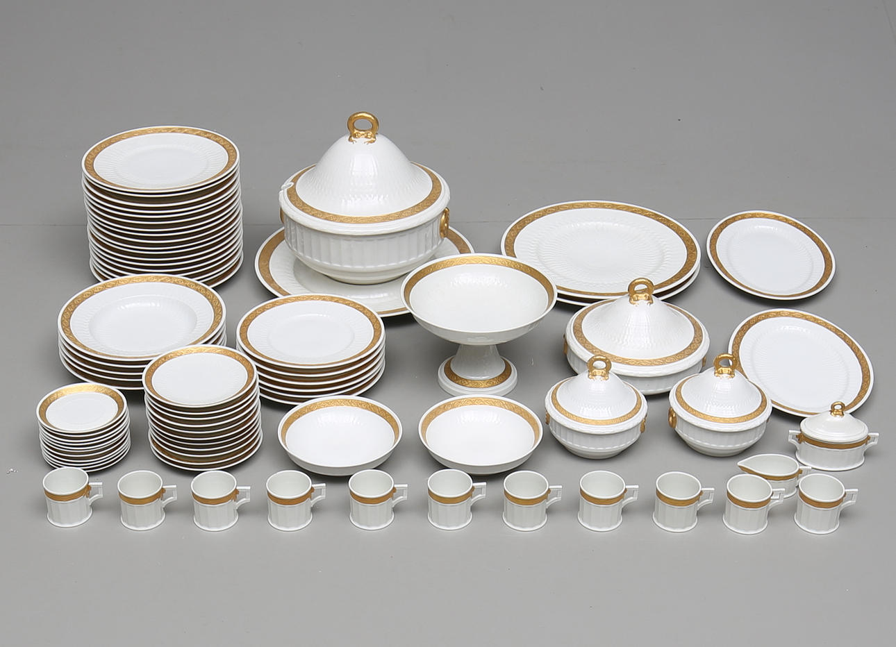 MATSERVISDELAR, 65 delar, porslin, "Guld Vifte / Viftestel", Arnold Krogh för Royal Copenhagen.
