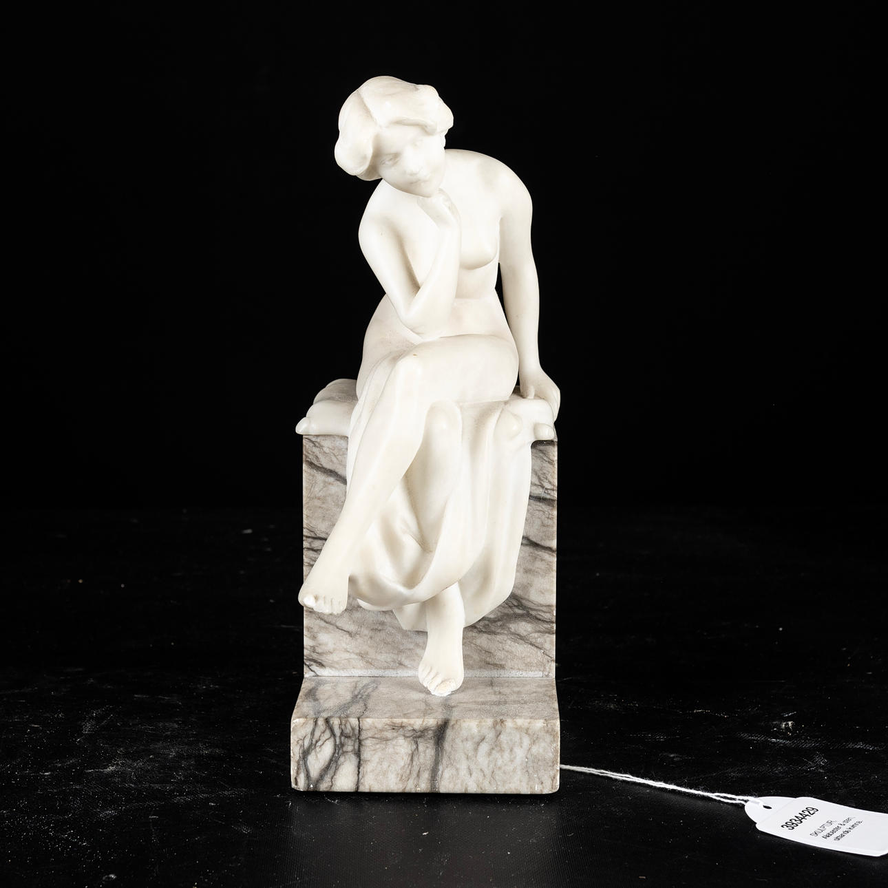 SKULPTUR, Alabaster & sten, siddende kvinde.