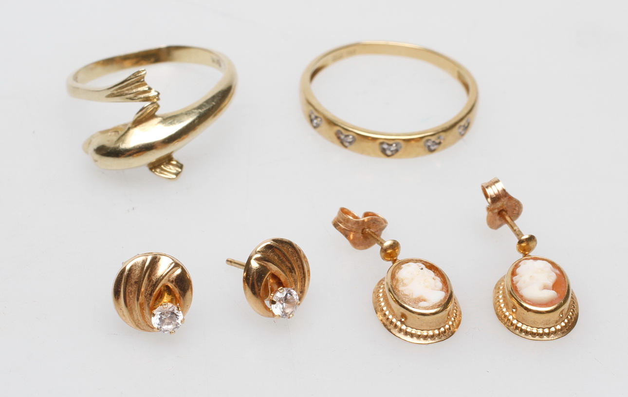 RINGAR, 2 st samt ÖRHÄNGEN, 2 par, 14-18k guld, vikt ca 5,8 gr.