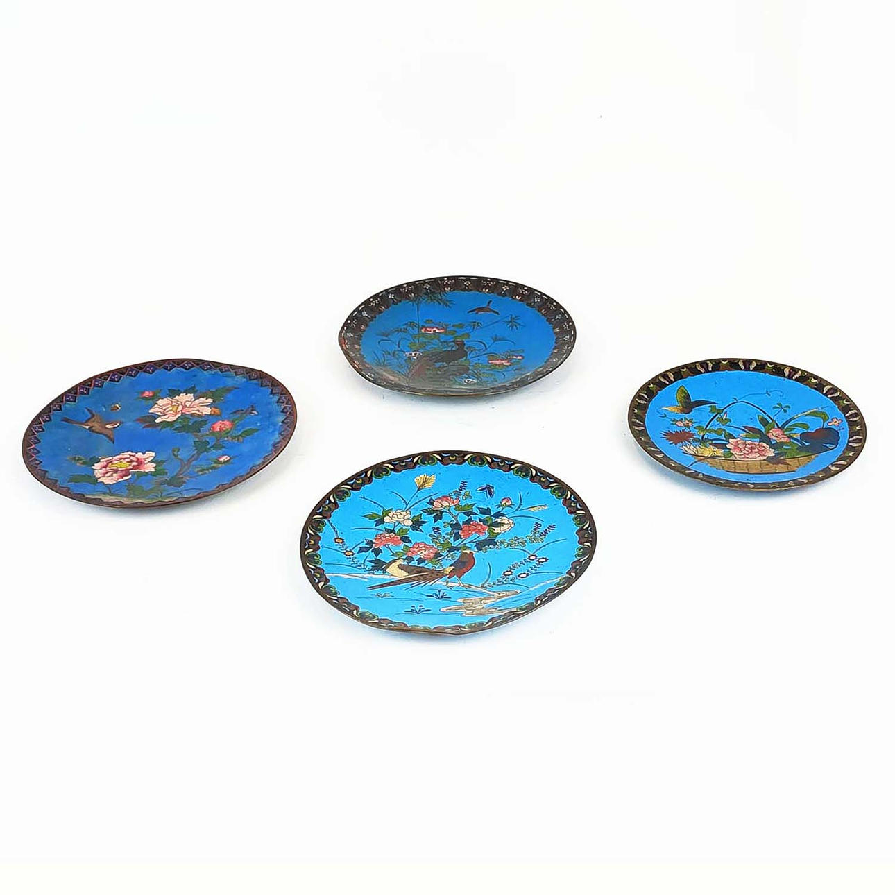 JAPANILAISET CLOISONNE-LEVYT, NELJÄ. (4).