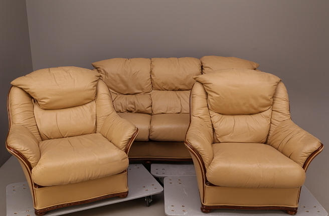 SOFFGRUPP, 3 delar, gulbrunt skinn, sent 1900-tal.