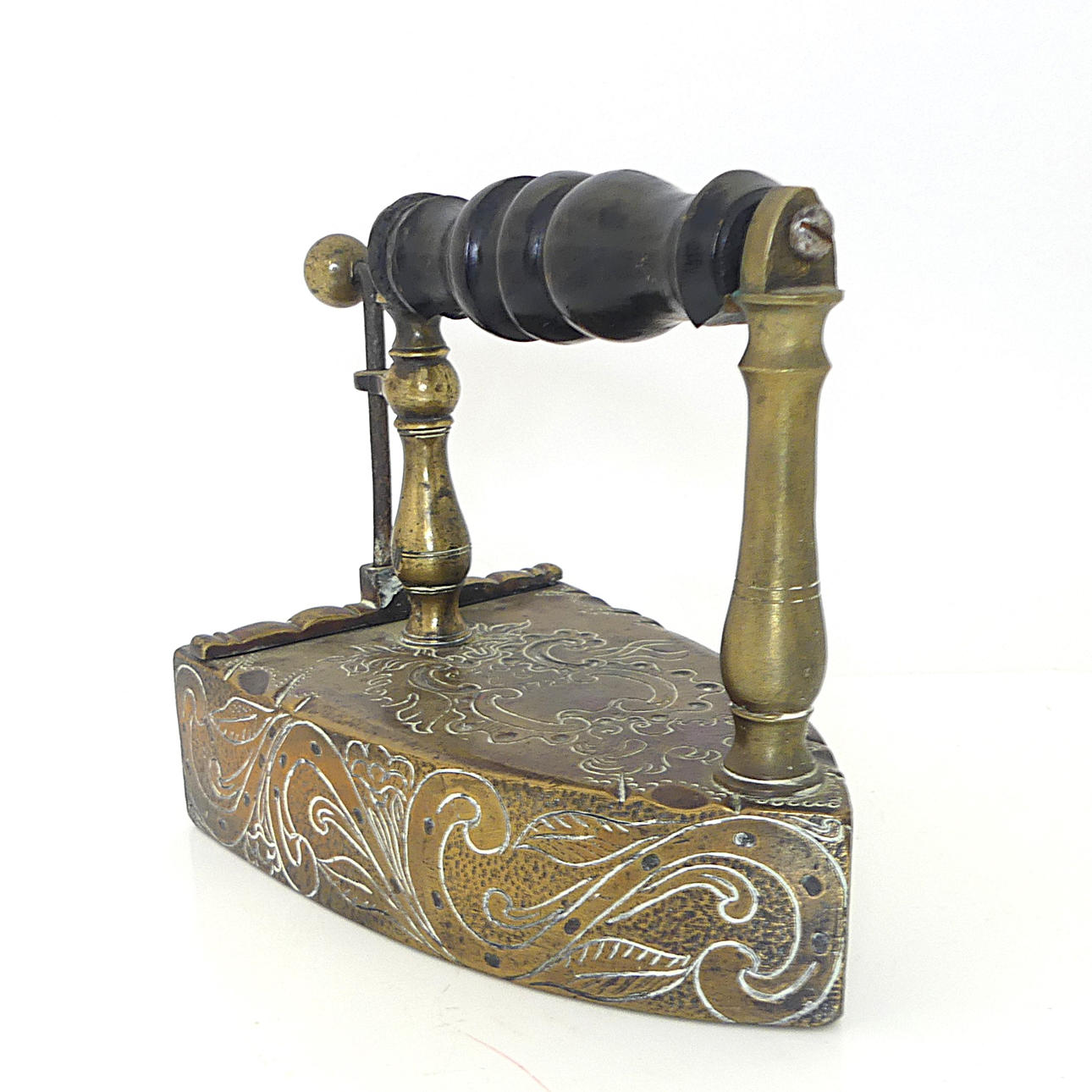 LODSTRYKJÄRN, mässing, daterat 1727.