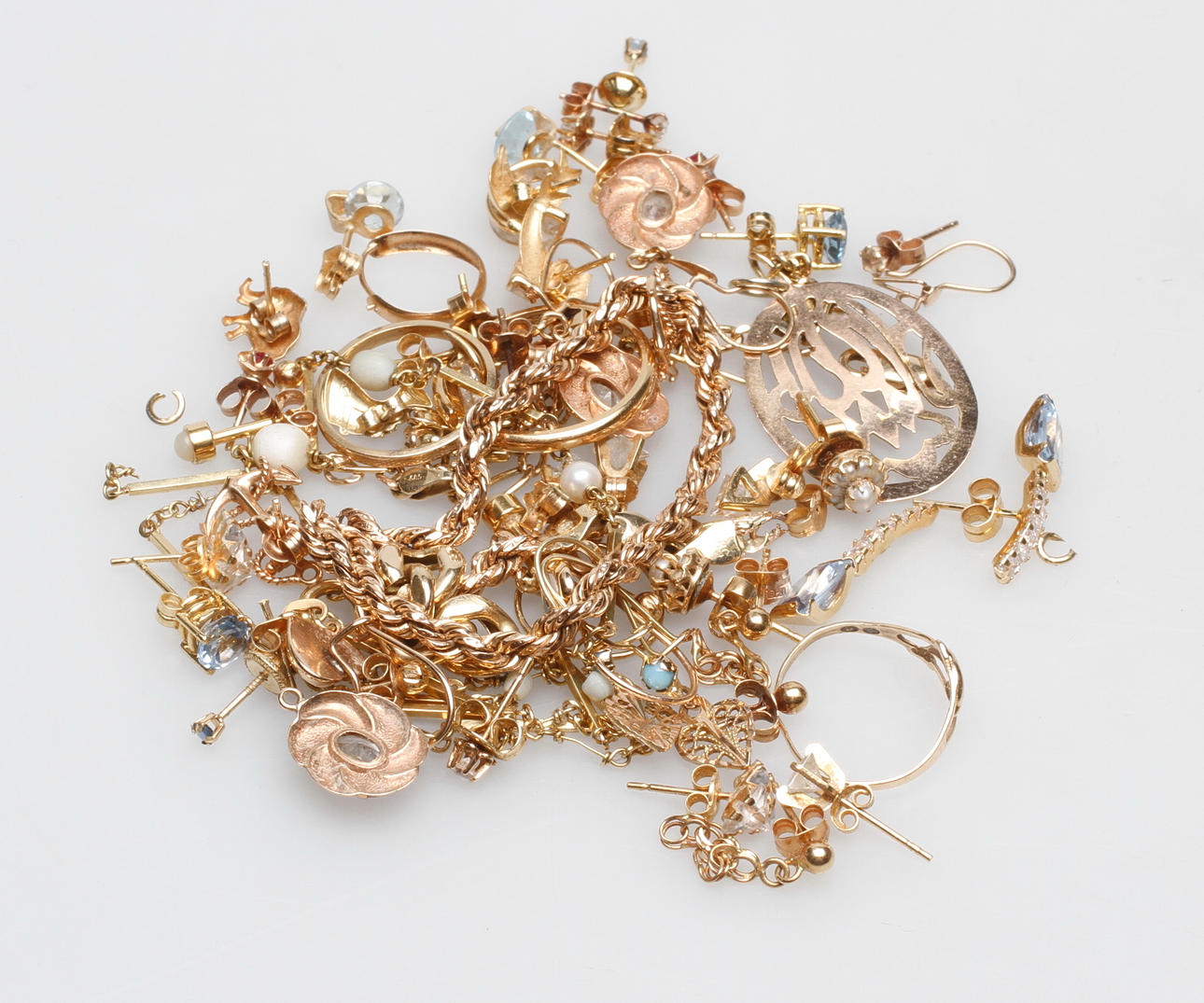 GULDSMYCKEN, 14-18k guld, total vikt ca 41,4 gr.