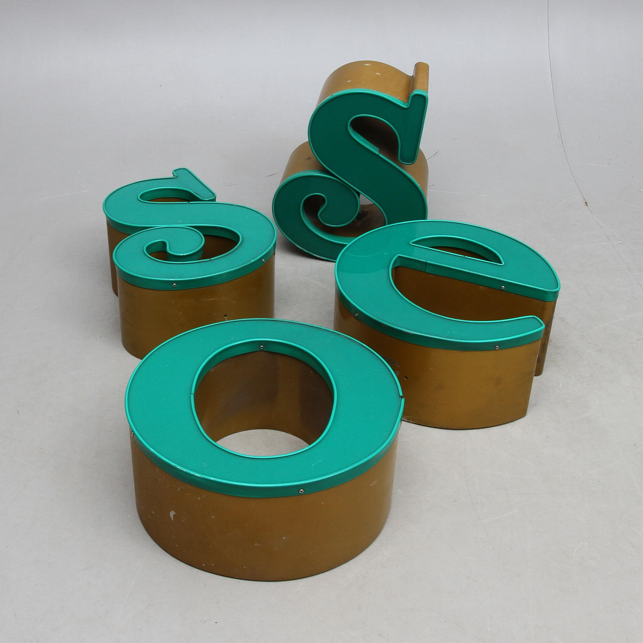 LJUSSKYLTAR, 4 st, bokstäver, 1900-talets andra hälft.