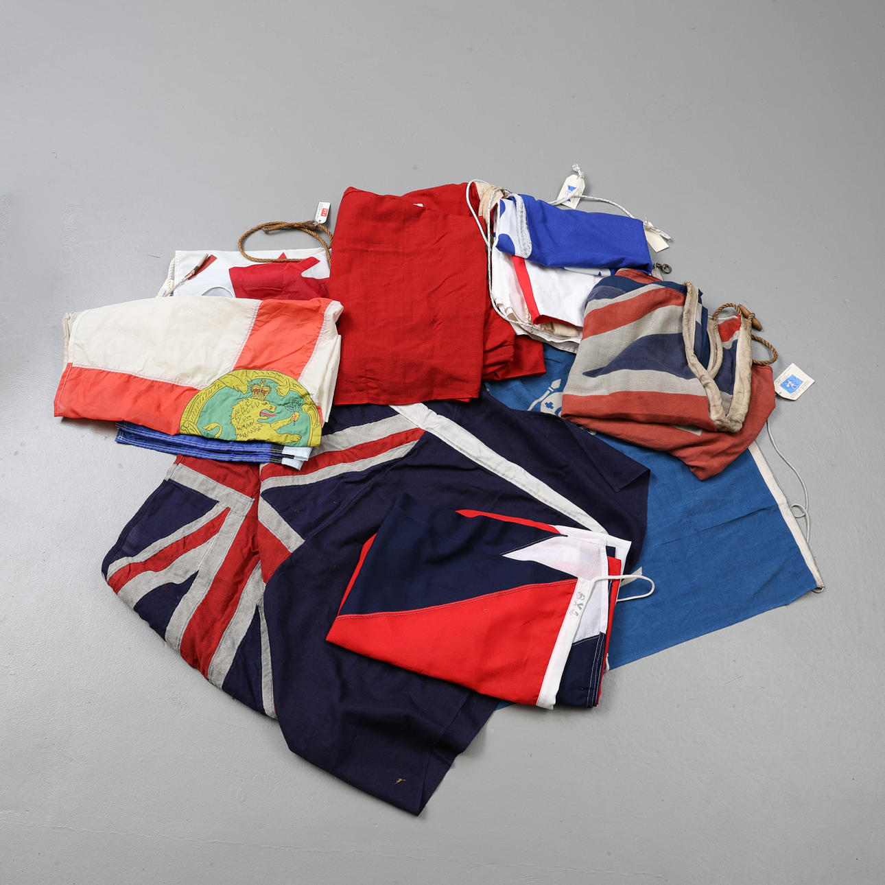 Ein Satz von 10 Seeflaggen, 20. Jahrhundert.