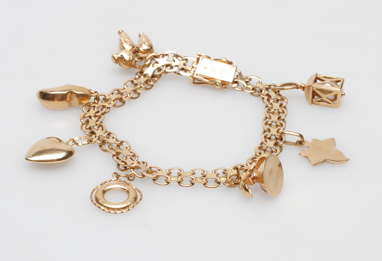 ARMBAND MED BERLOCKER, 18k guld, vikt ca 19 gr.