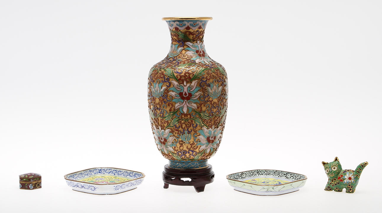 PARTI EMALJ samt CLOISONNE, 5 delar, orientaliska, 1900-tal.