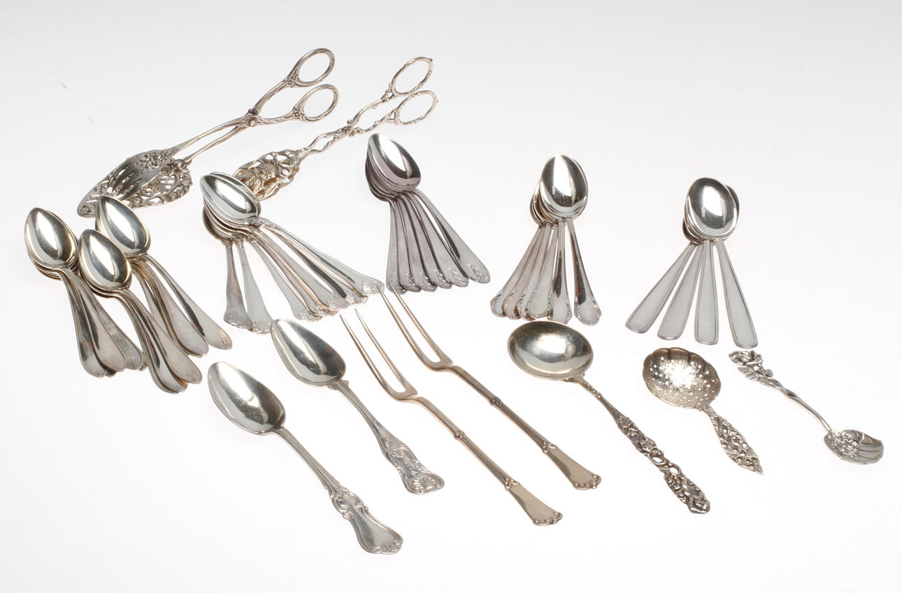 SILVERFÖREMÅL, 43 delar, vikt ca 735 gram.