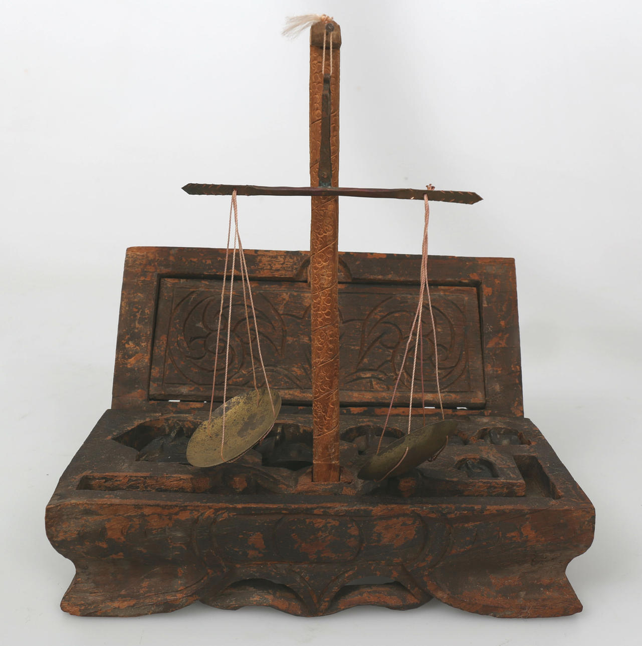 OPIUMVÅG MED VIKTER, trä och metall, Asien, 1900-tal.