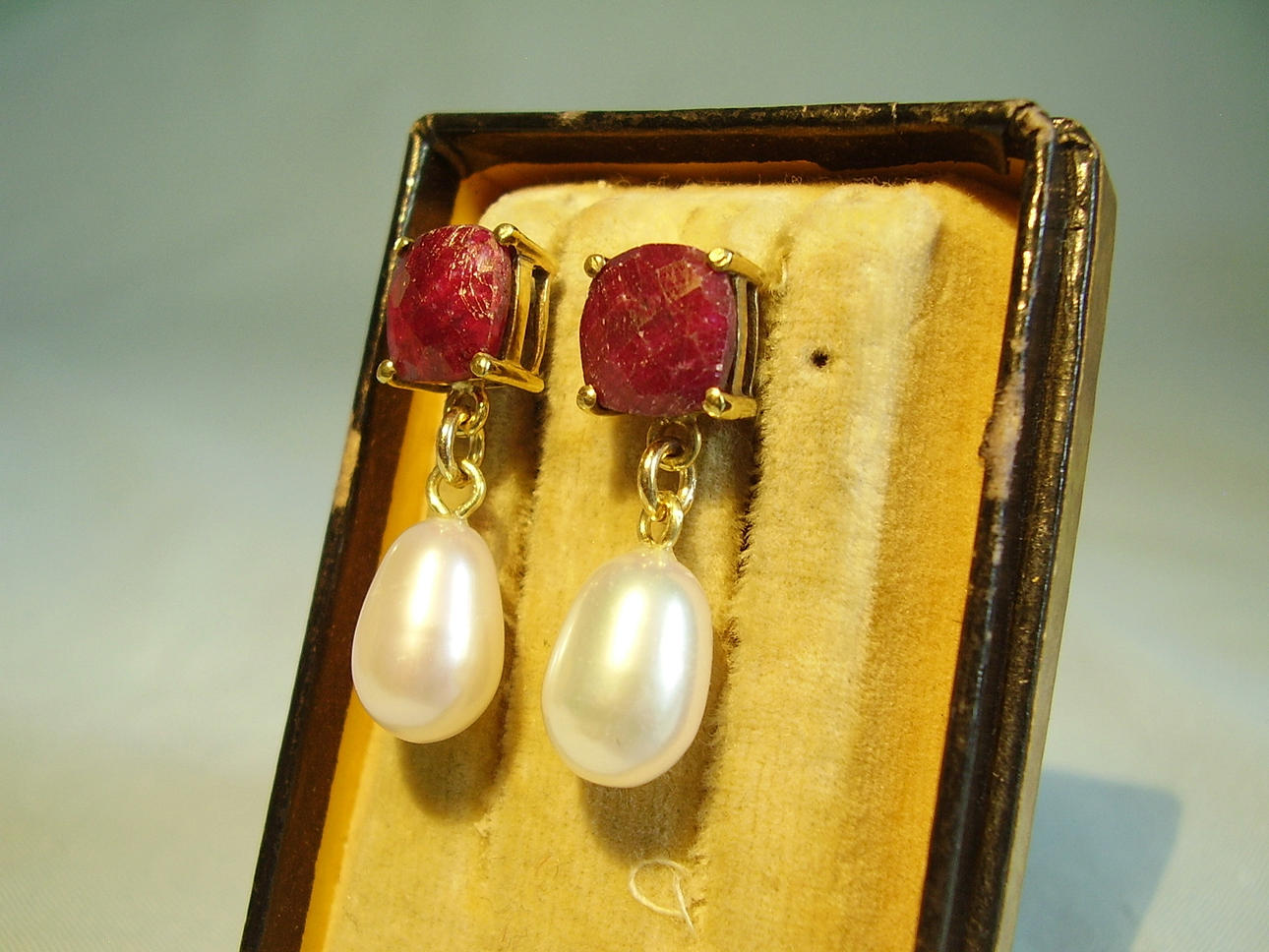 RUBY ÖRON DUBBAR MED RIKTIGA PÄRLOR.