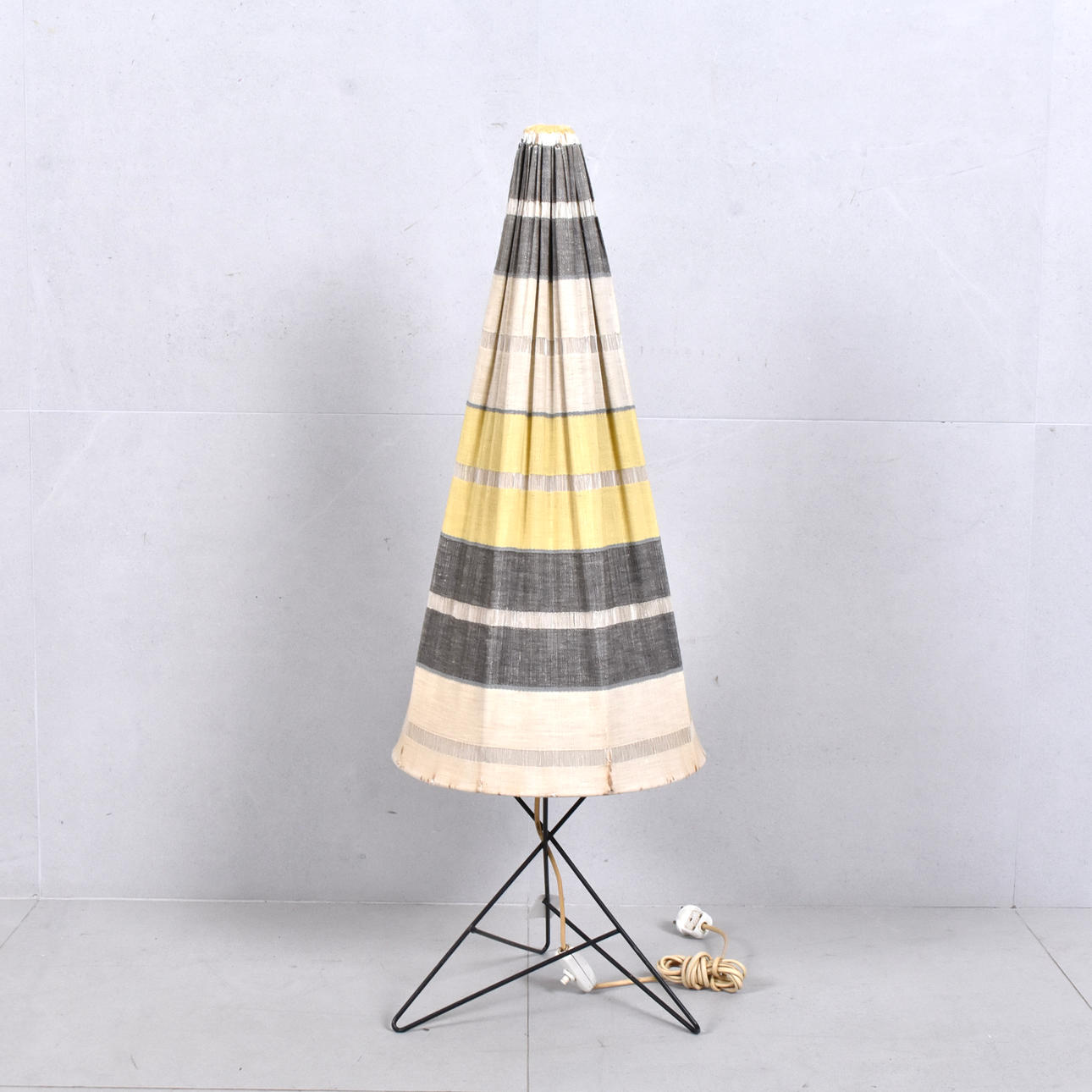 GOLVLAMPA, troligen Nils Strinning.