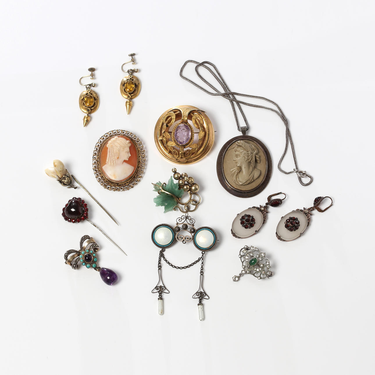 LOTE DE JOYAS ANTIGUAS. Plata y metal.