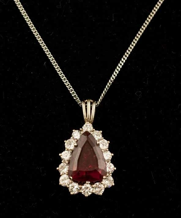 HALSKETTE MIT ANHÄNGER. Turmalin droppar ca.. 5 ct/14 briljantslipade diamanter ca. 1.5 ct 585 vitguld, ca. 7,7 g.