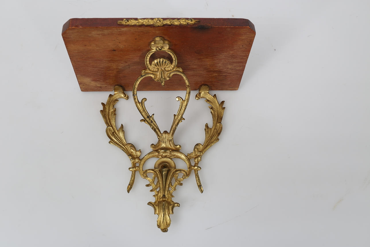 KONSOLHYLLA, trä och förgylld metall, 1900-talets första hälft.