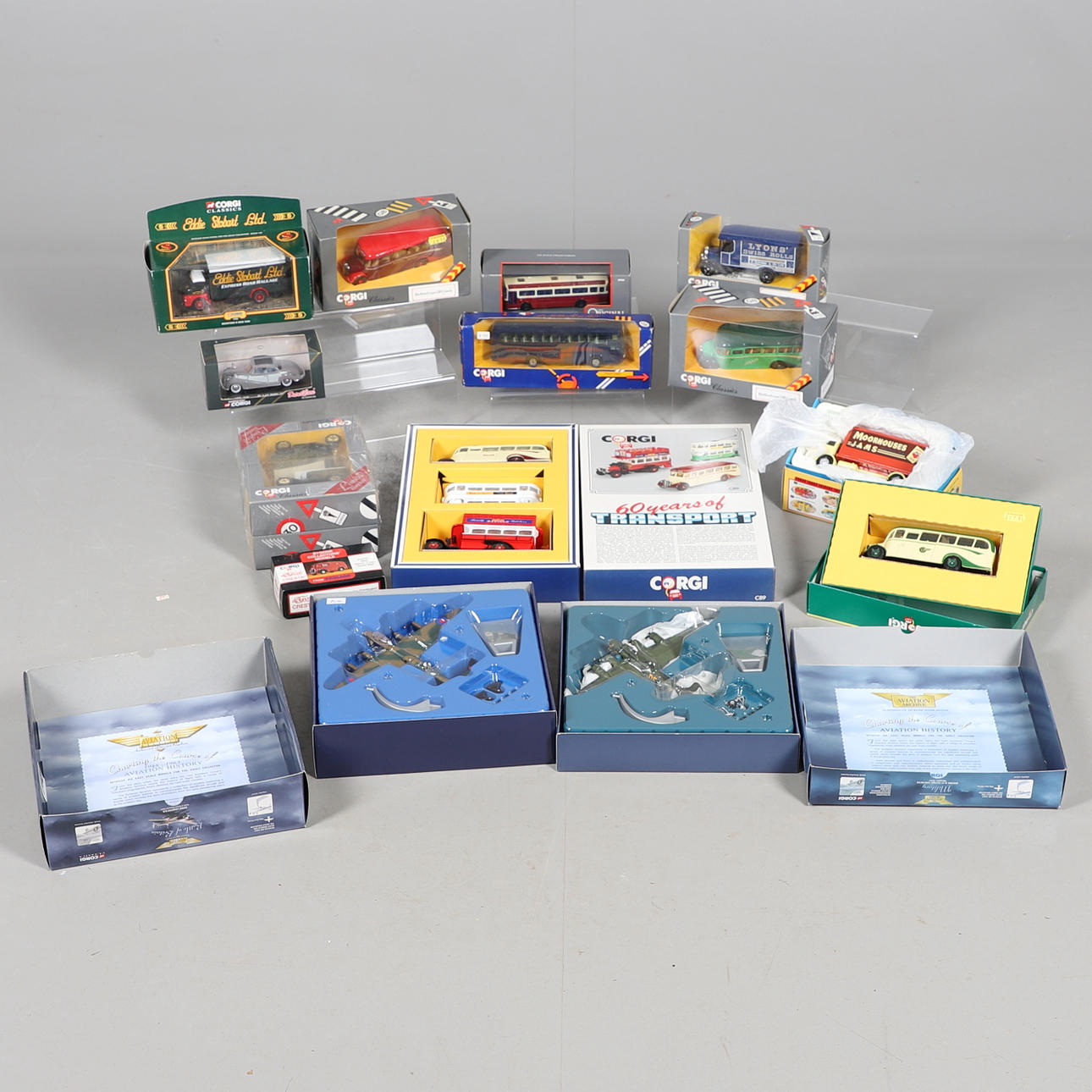 CORGI BOXADE LEKSAKER INKLUSIVE FLYGPLAN.