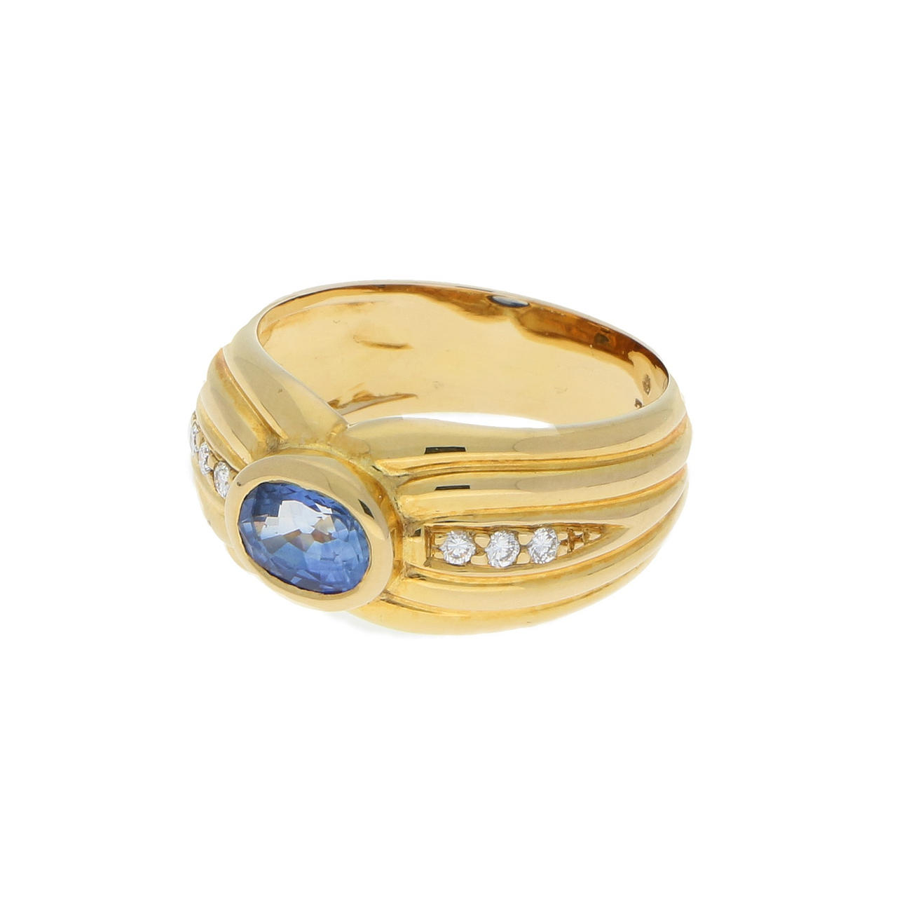 RING i 750 gult guld med oval safir.