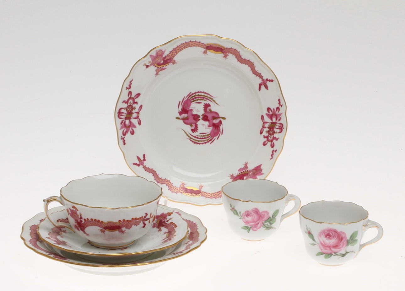 PARTI PORSLIN, 17 delar, Meissen, bland annat med dekor av drakar., 1900-tal.