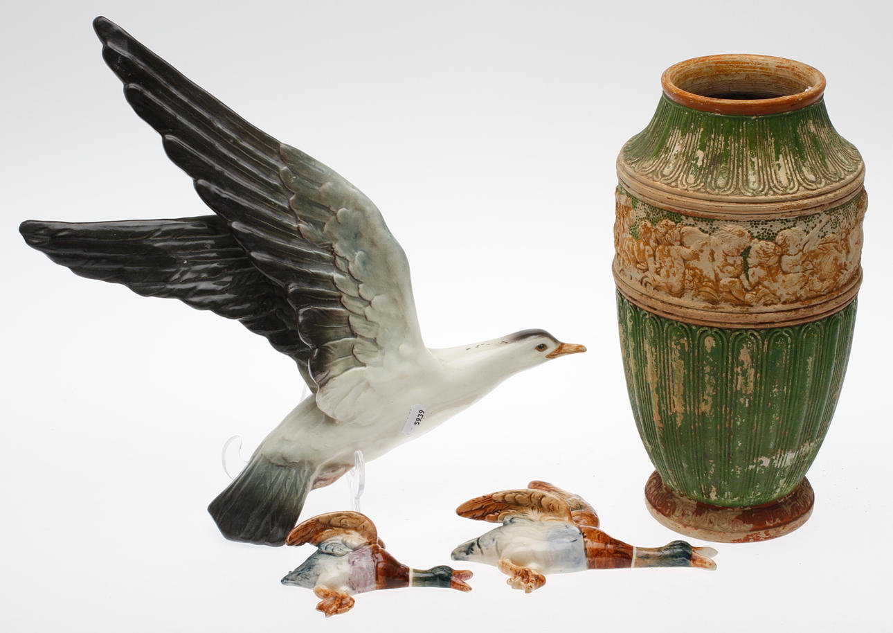 VÄGGRELIEFER, 3st bland annat Royal Dux samt URNA, dekor med puttisar.