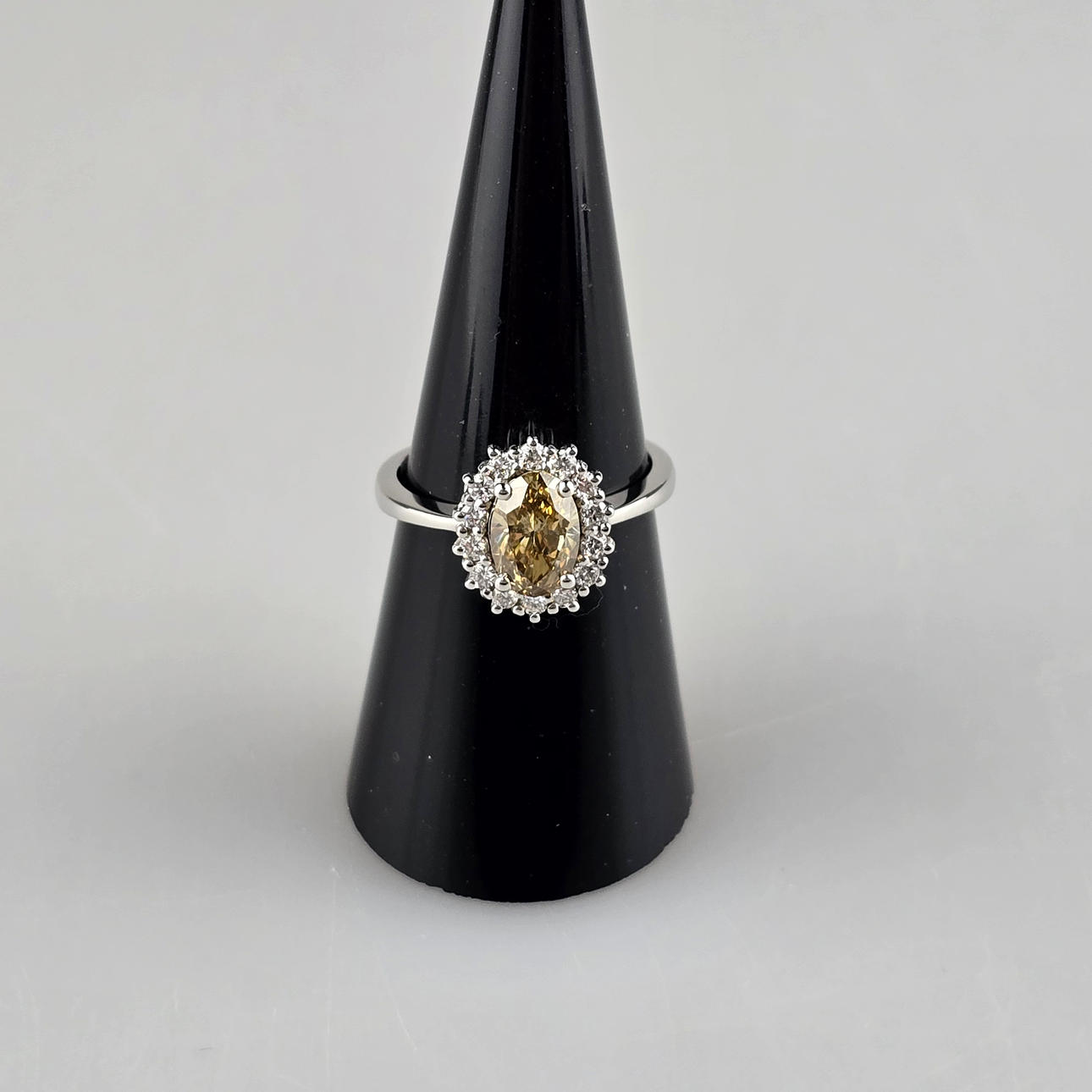 DIAMOND RING - 750/000 white gold, hallmarked.