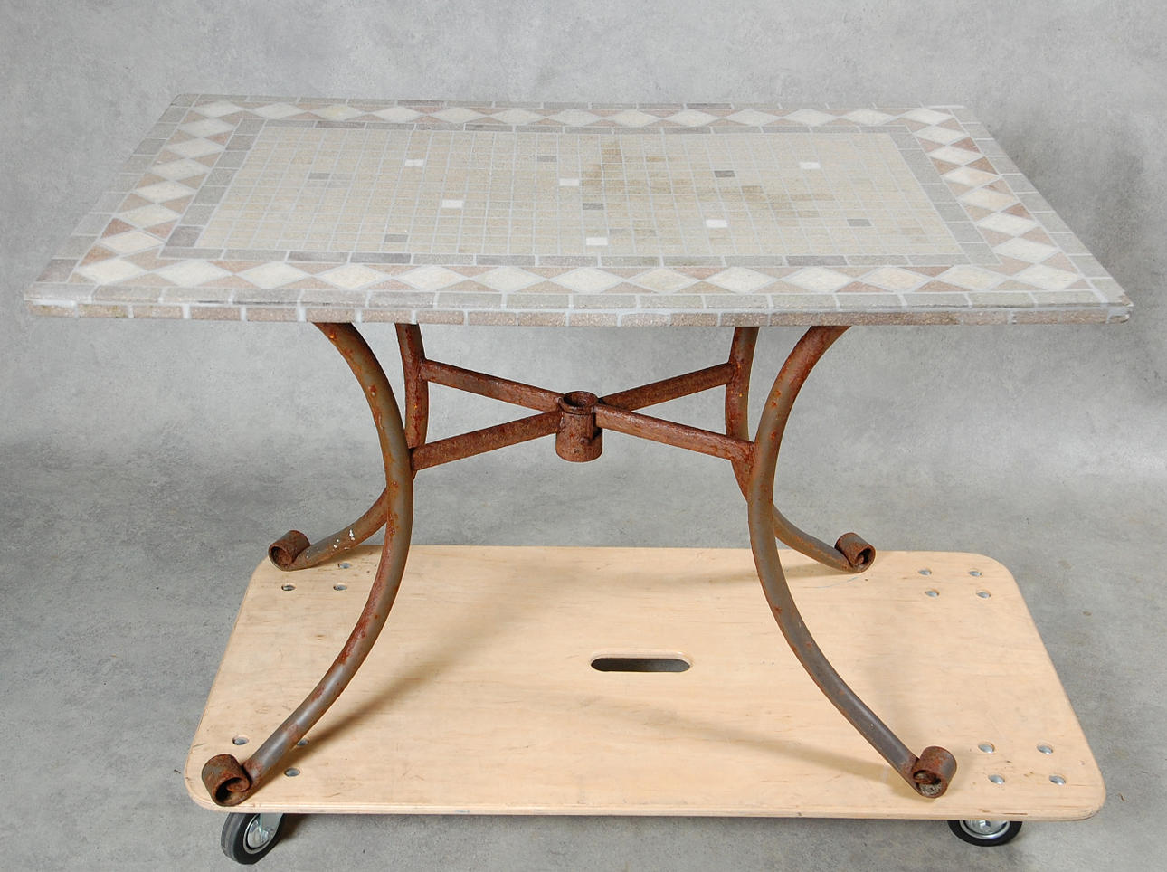 TRÄDGÅRDSBORD, med stenmosaik, järnunderrede.