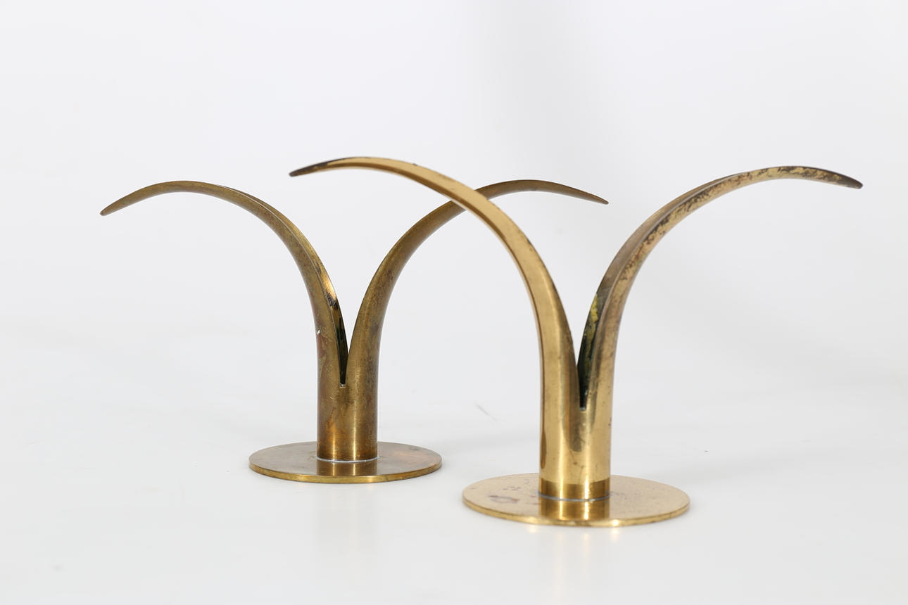 LJUSSTAKAR, mässing, "Liljan", 2 stycken, Jbe konst, Ystad metall.