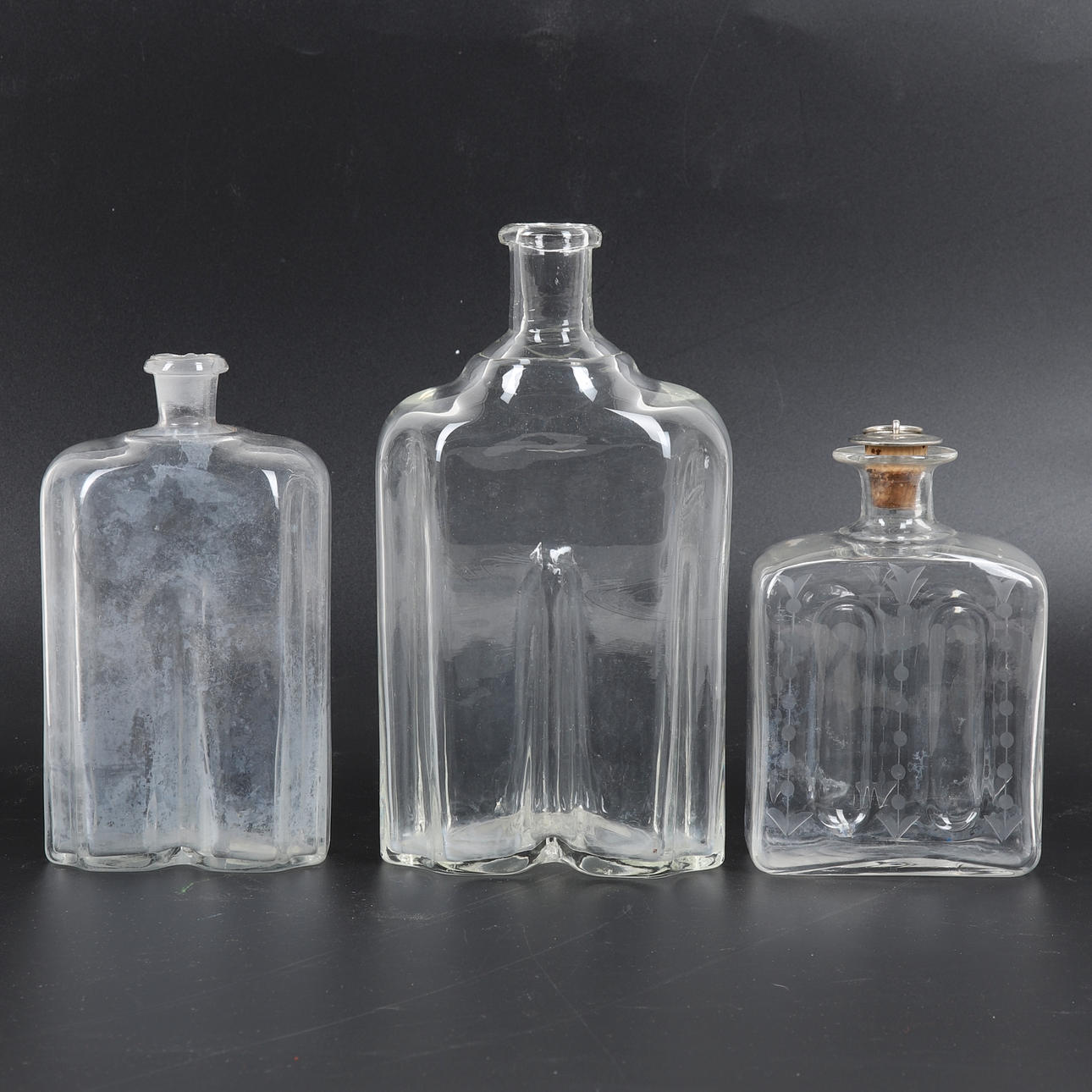 KARAFFER/GREPPAFLASKA, 3 st, glas, munblåsta.