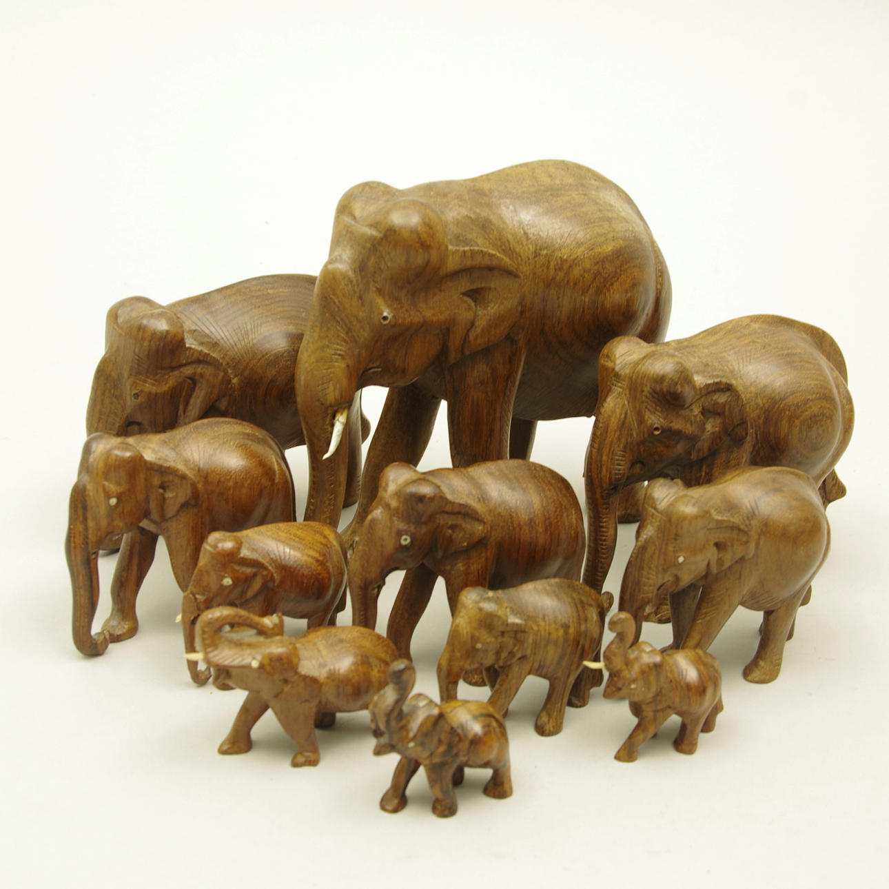 FIGURINER, 11 elefanter, trä.