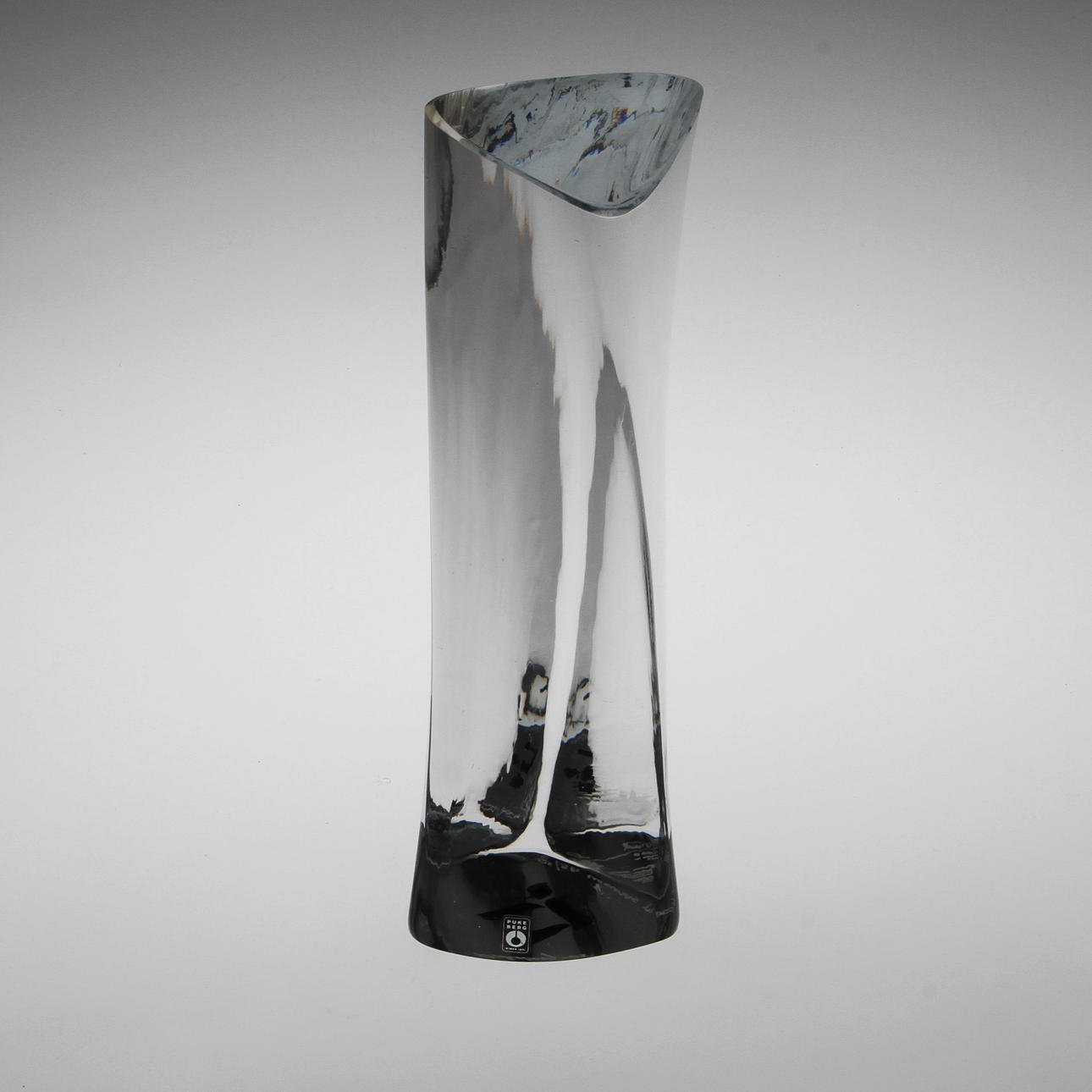 PÅL SVENSSON. Skulptur "Twister", glas. Signerad Pukeberg -05 och numrerad 48/50.