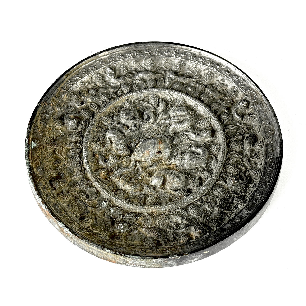 EARLY CHINESE BRONZE HAND MIRROR.