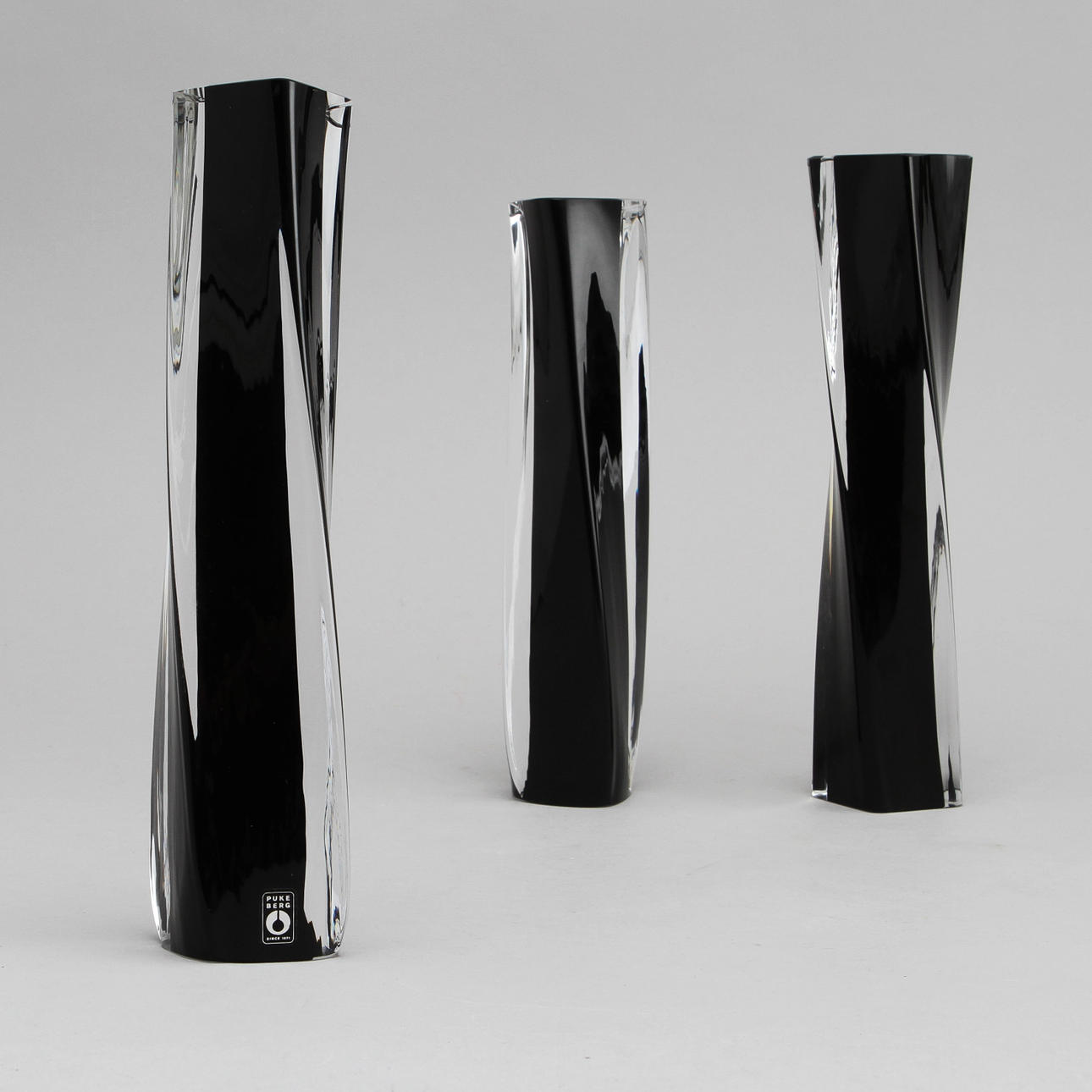 PÅL SVENSSON. Skulpturer, 3 st, glas. 2 st signerade Pukeberg -05 och numrerade 34/40 och 32/40.