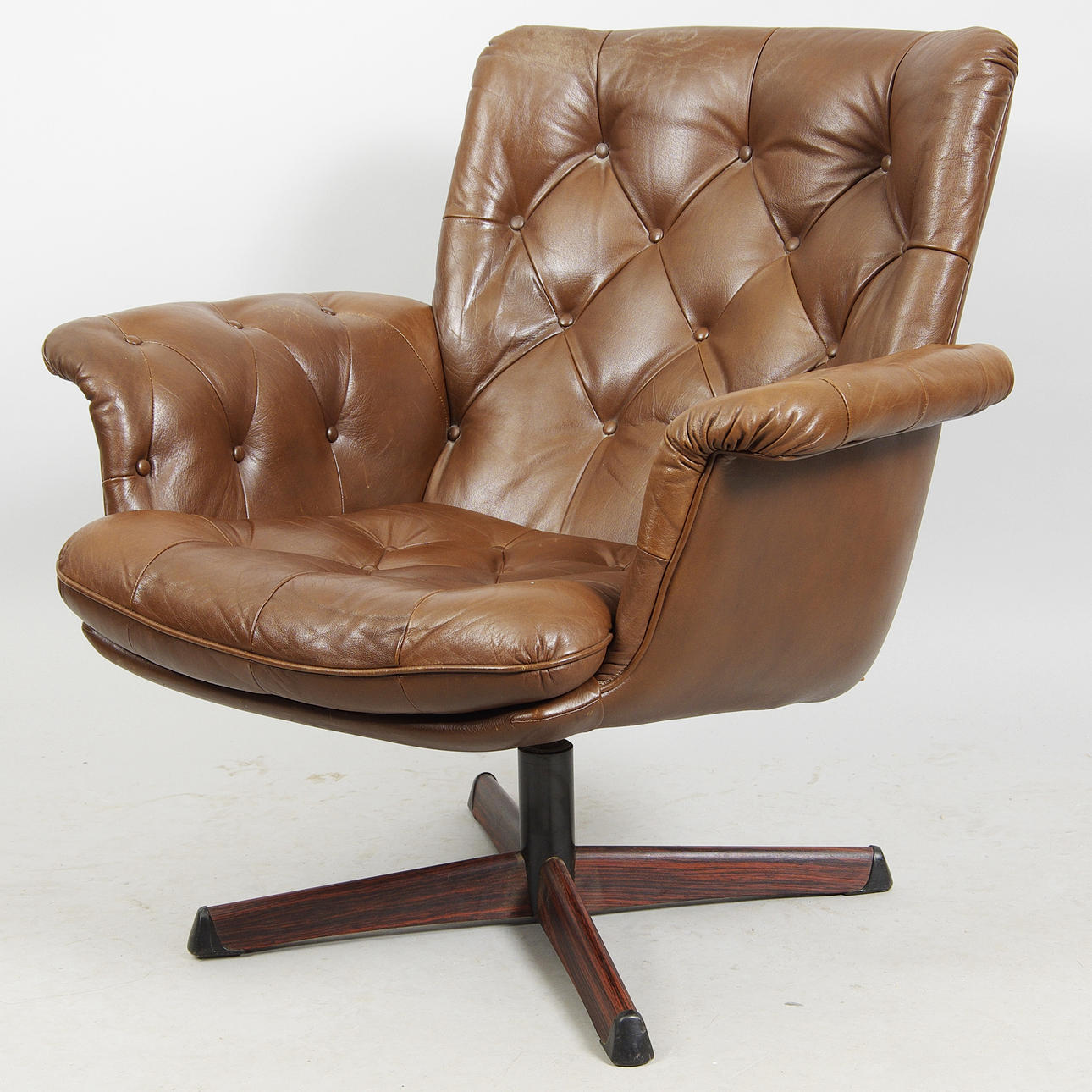 SNURRFÅTÖLJ, brunt skinn, 1970-tal.