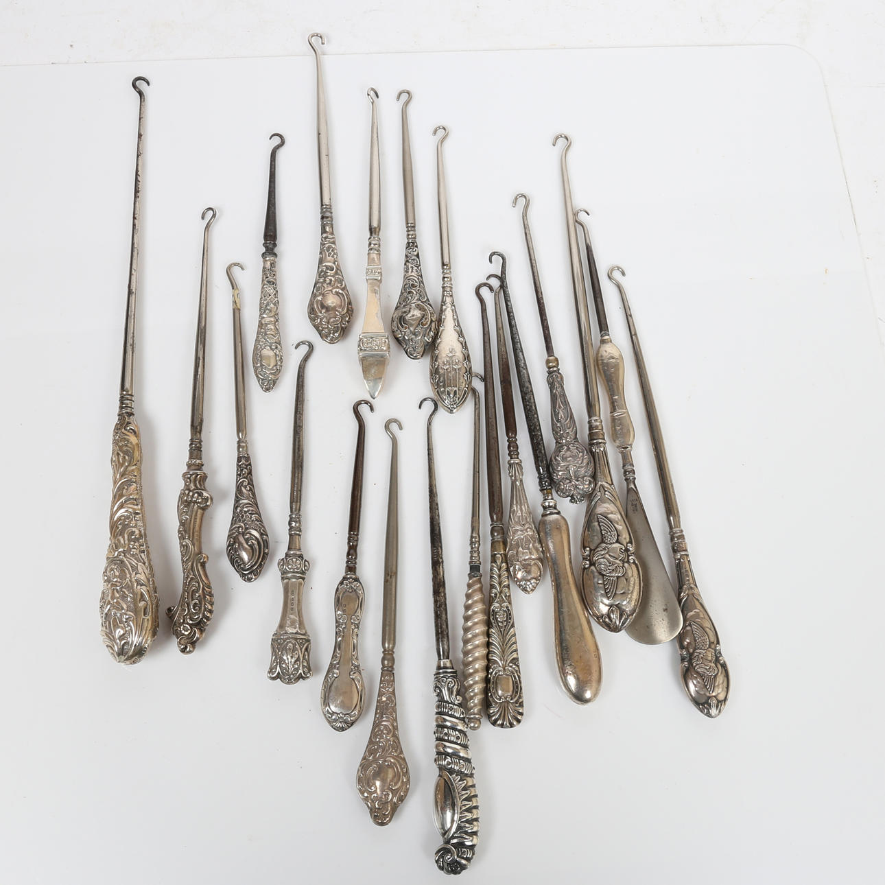 A COLLECTION OF TWENTY SILVER HANDLED BUTTON HOOKS (20).