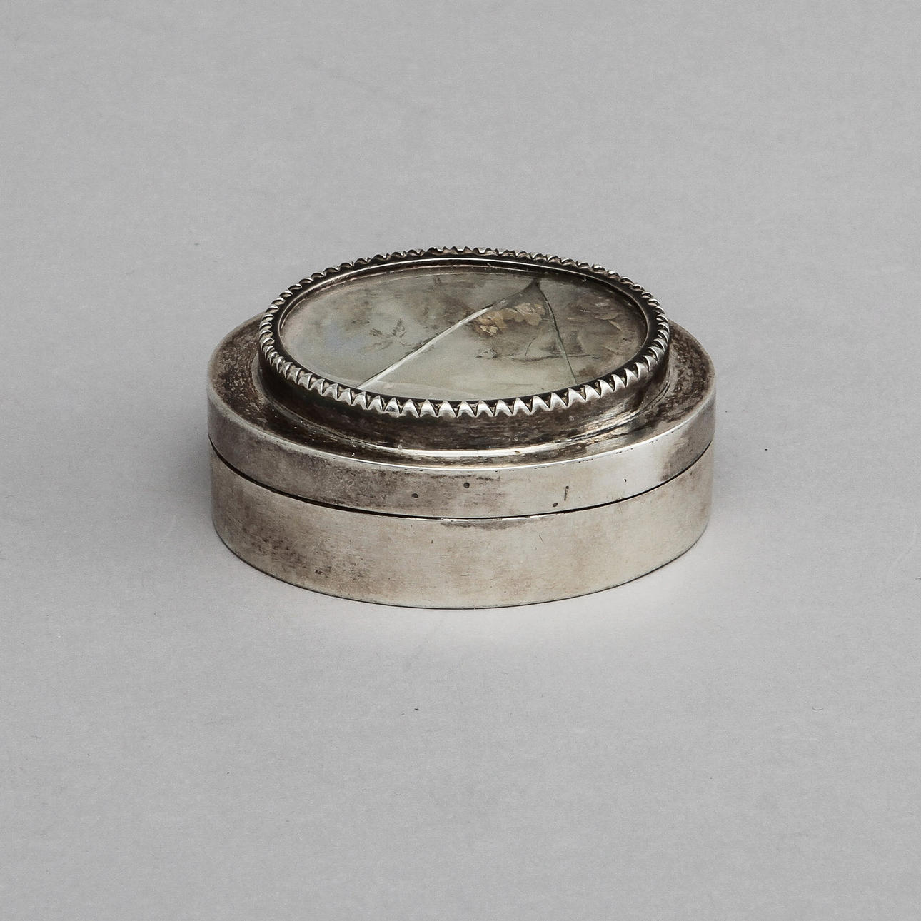 DOSA, silver, 1907, med äldre textilfragment.