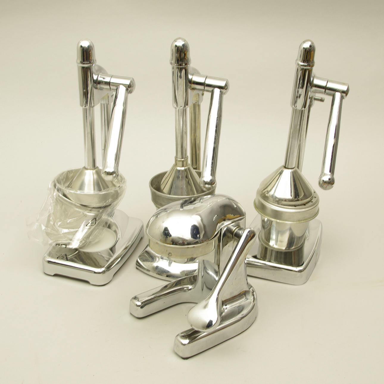 CITRUSPRESSAR, 4 stycken varav en i nyskick.