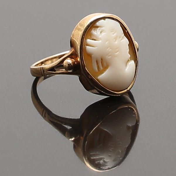 RING 18 K guld med snäckskalscamé. 3,06 g.
