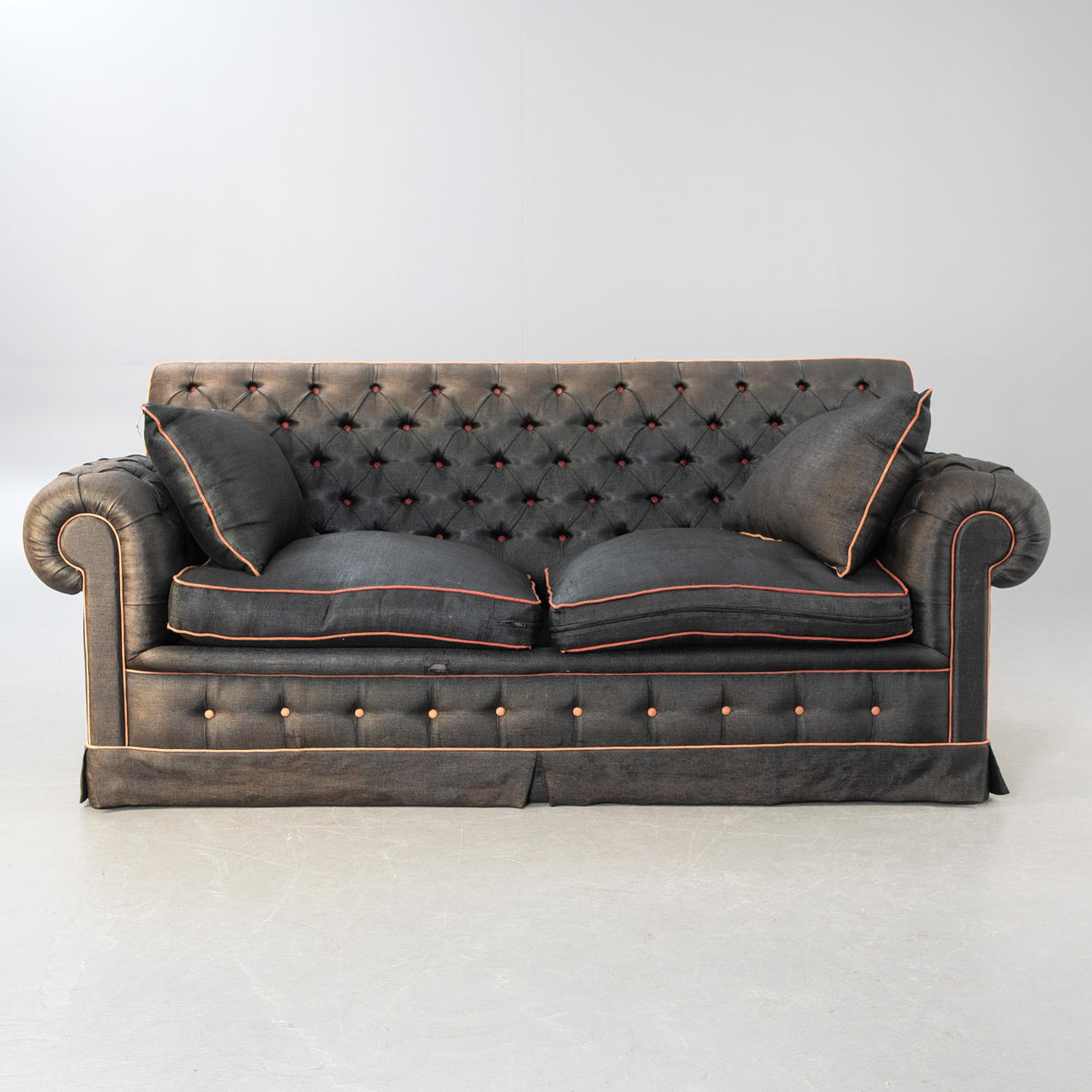 Soffa med undangömt ryggstöd.