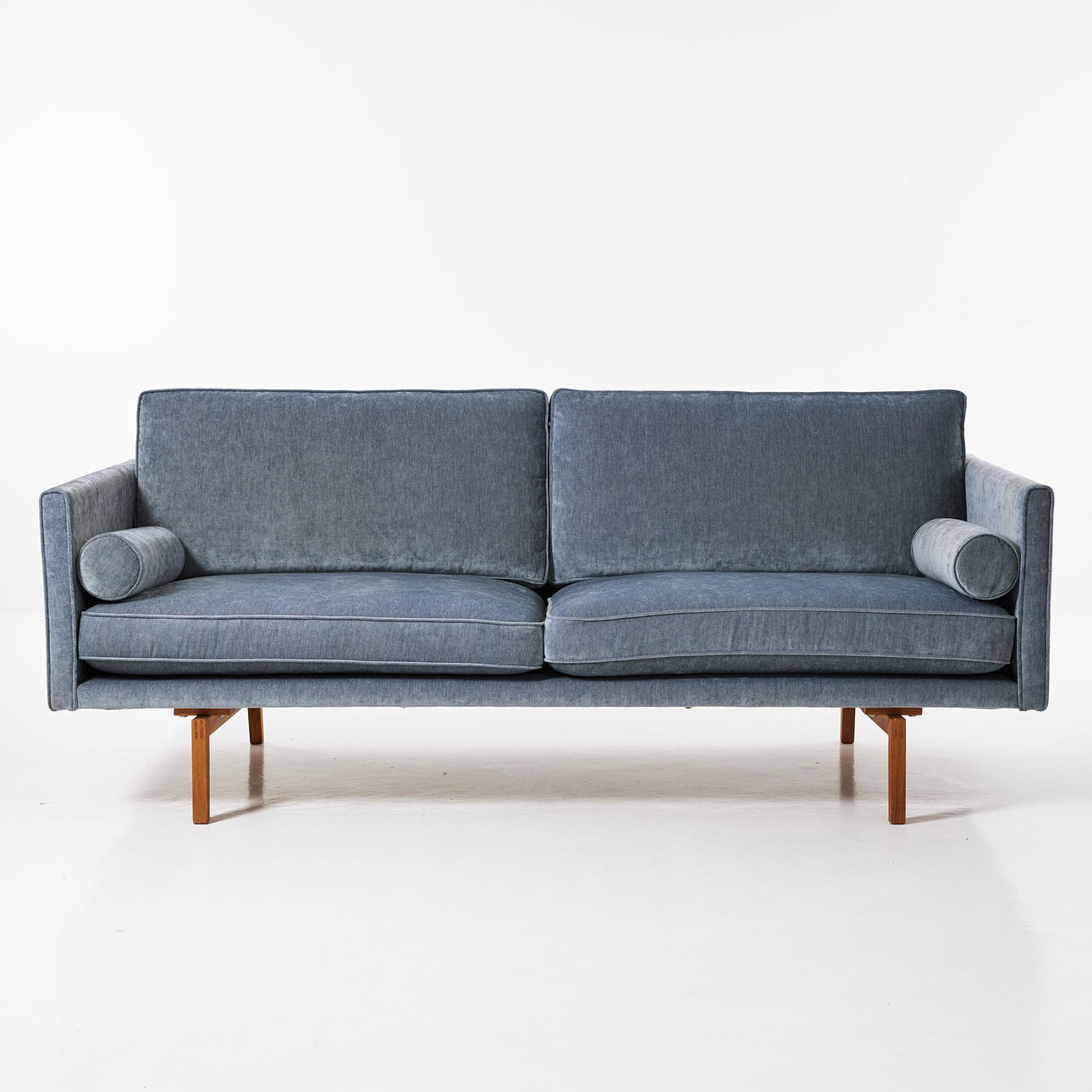 BRÖDERNA ANDERSSON. Soffa, "Edge - 3-sits", Trust 02 gråblå.