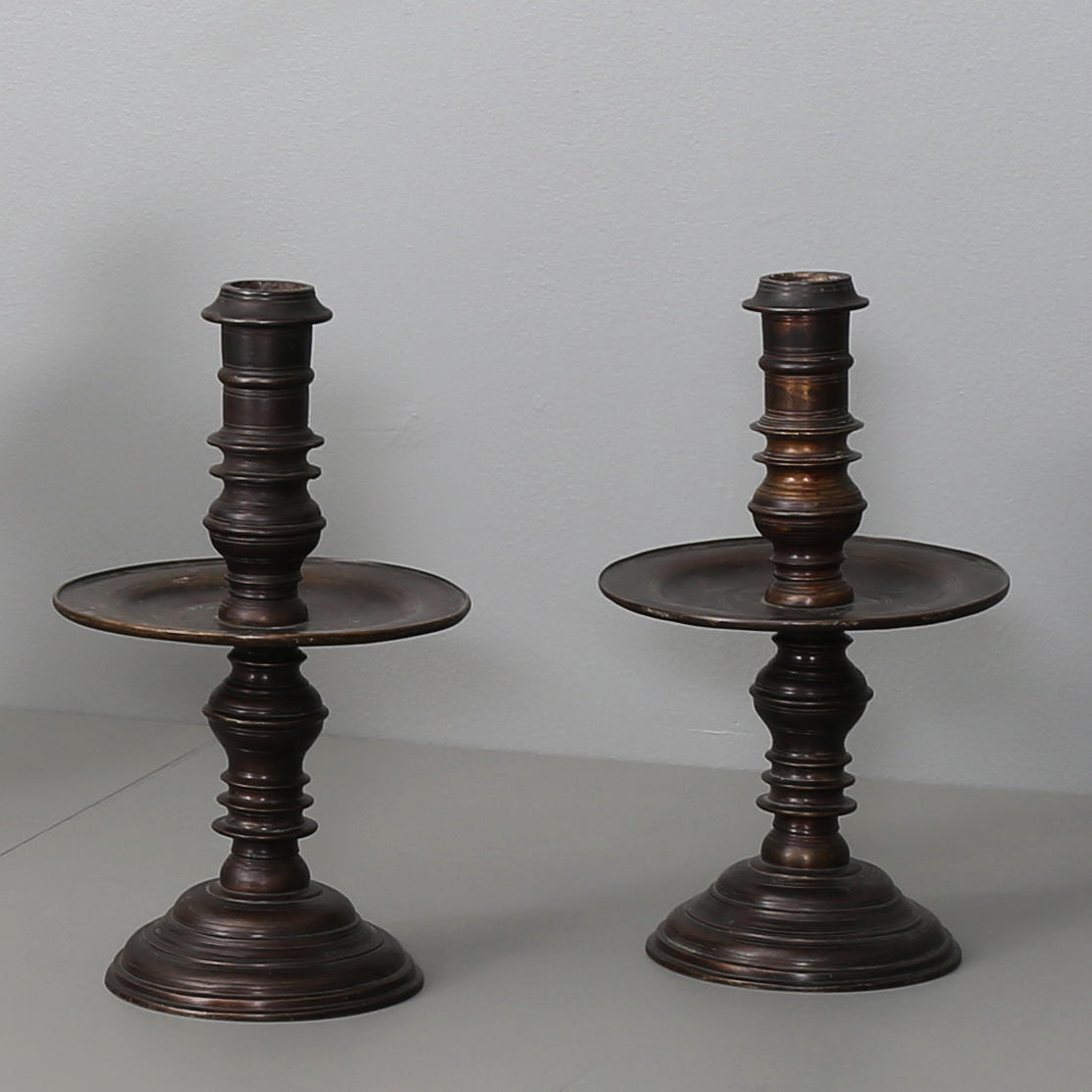 LJUSSTAKAR, ett par, senbarock, omkring 1720.