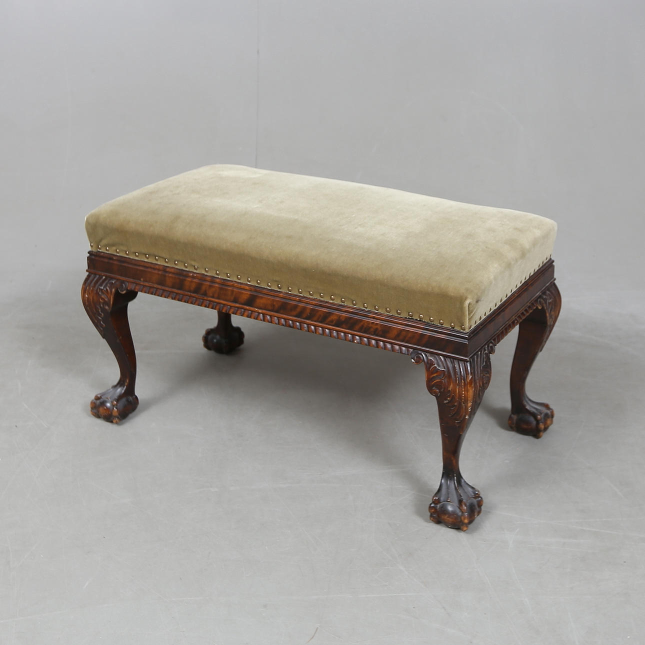 Eine gebeizte Holzbank/Hocker, Chippendale-Stil, 20. Jahrhundert.