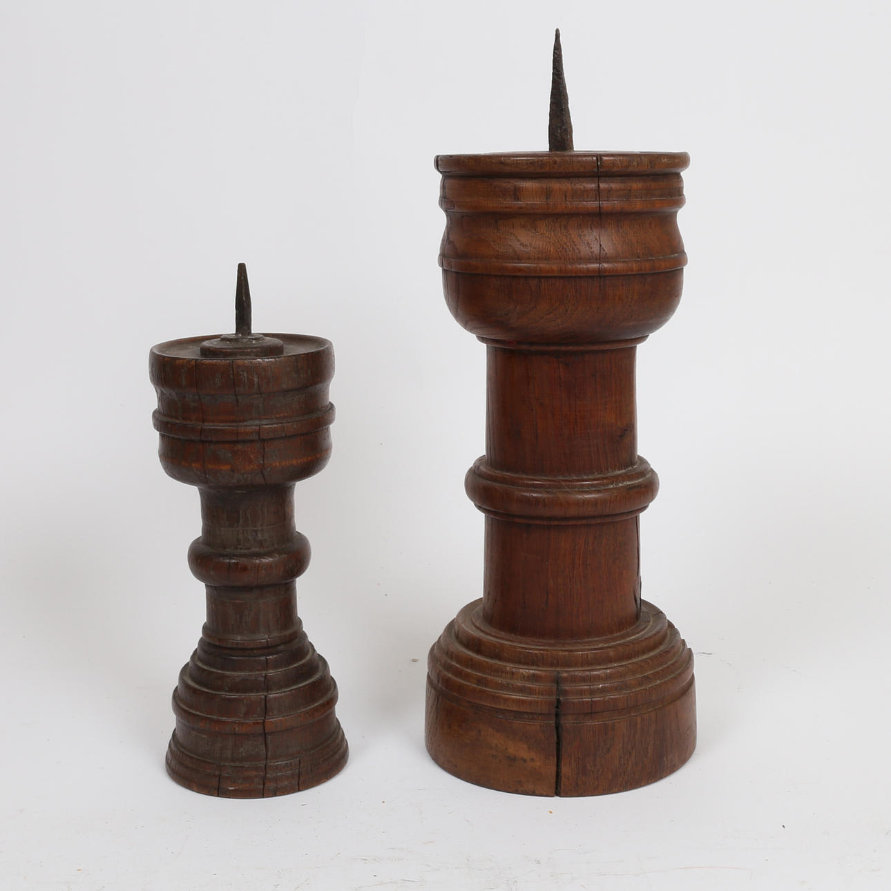 ZWEI GEDRECHSELTE HÖLZERNE PRICKET-LEUCHTER.