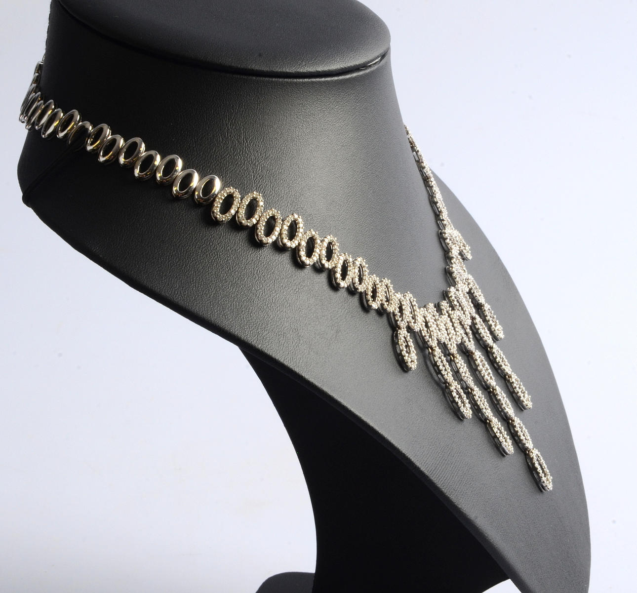 DIAMANTCOLLIER, 18K, vitguld, totalt 5,70ct.