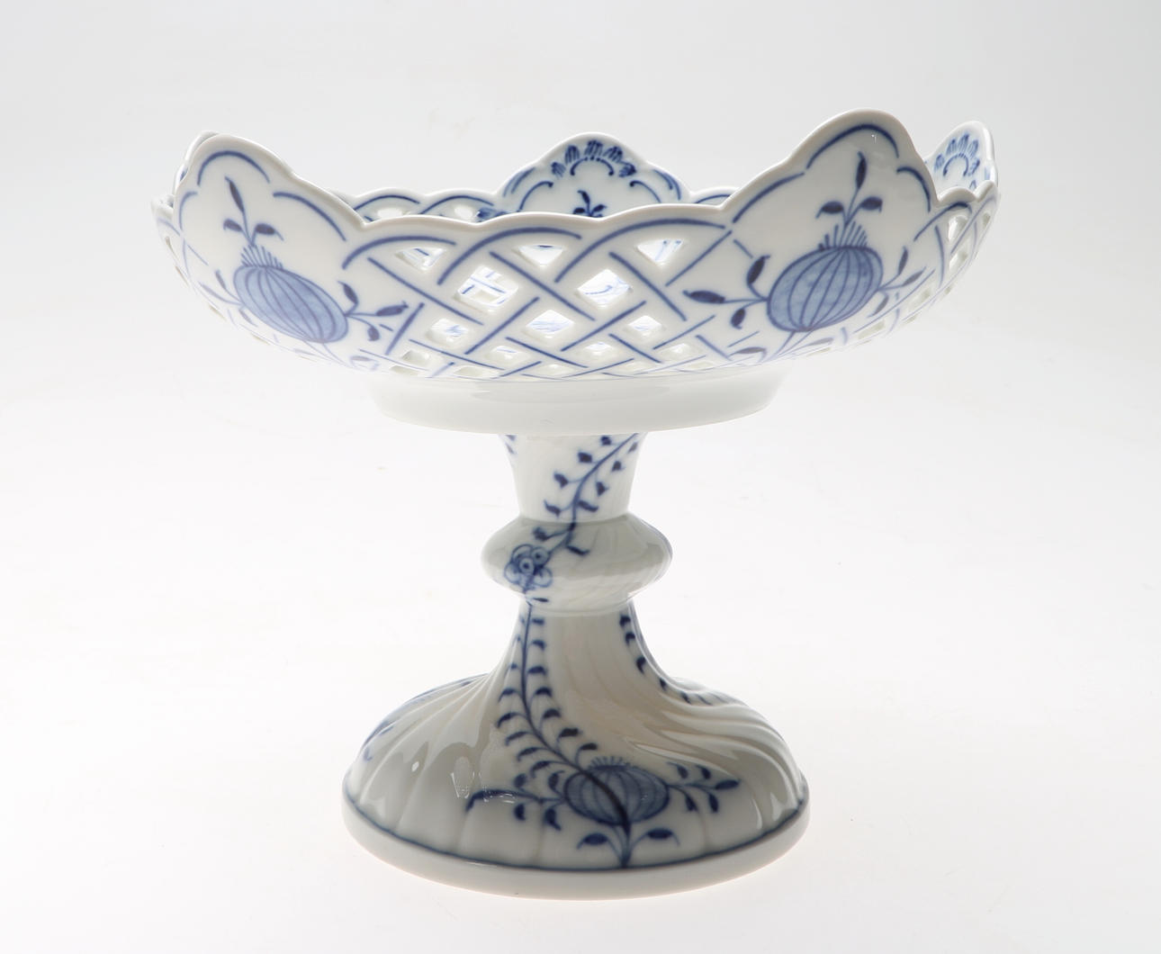 SKÅL PÅ FOT, porslin, lökmönstret, Meissen.