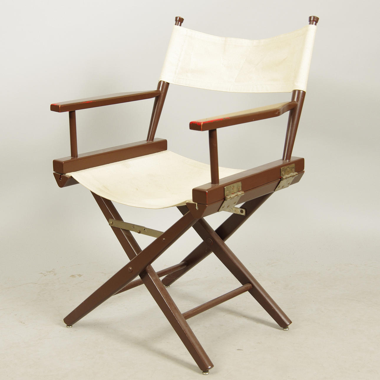 REGISSÖRSSTOL, brun målad.