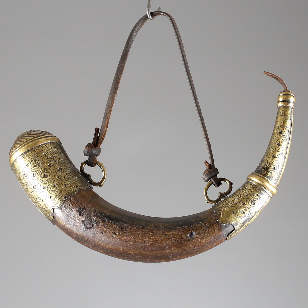 KRUTHORN, stort, ottomanskt, trä/mässing samt skinn, 17/1800-tal.