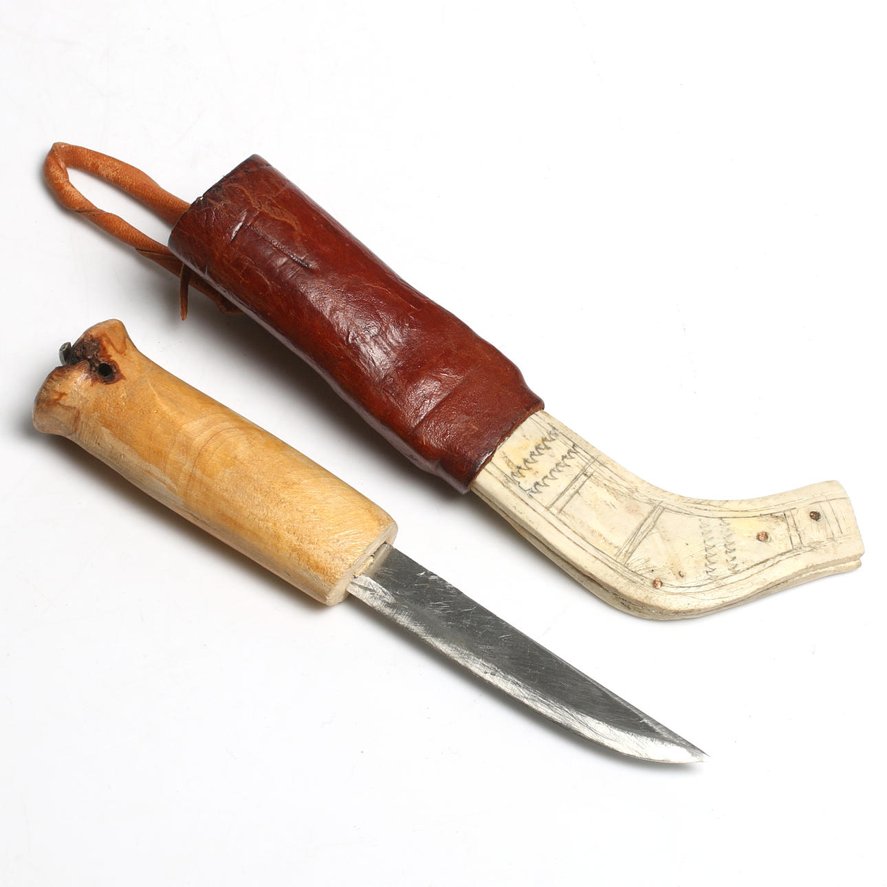 ERIK PAAVASSON SKÅRPA. Samekniv, horn och trä, samearbete. Signerad.