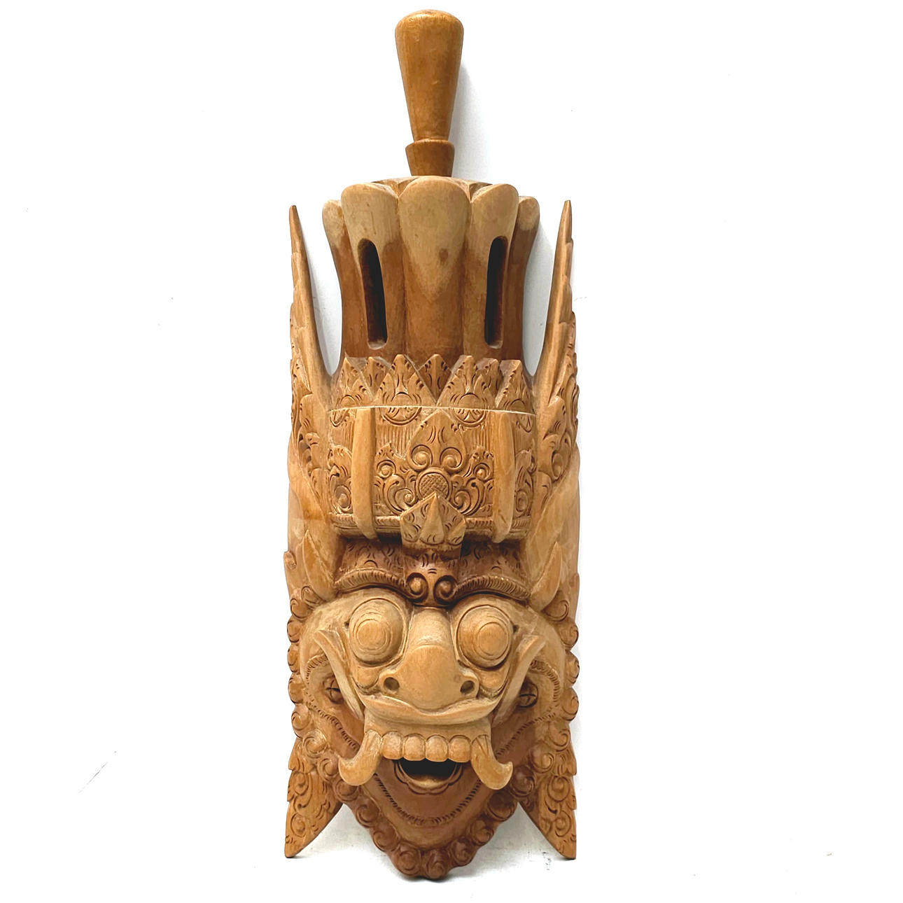 ITÄMAINEN NAAMIO VEISTETYSTÄ PUUSTA.